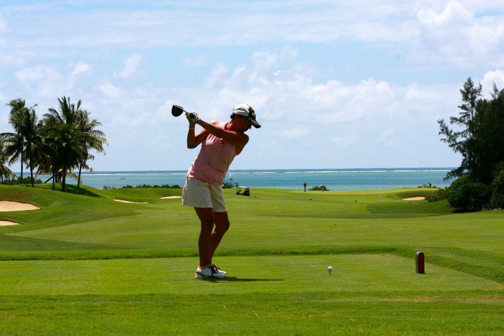 personne faisant du golf lors d'un séjour à l'île Maurice