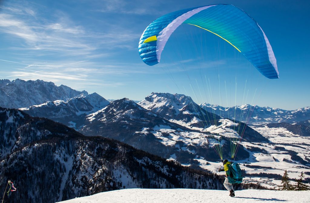 personne faisant du parapente en montagne