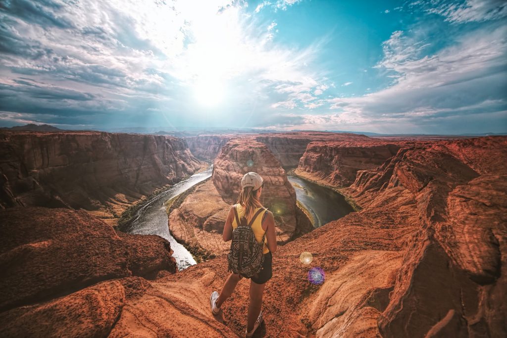 femme en haut d'un canyon