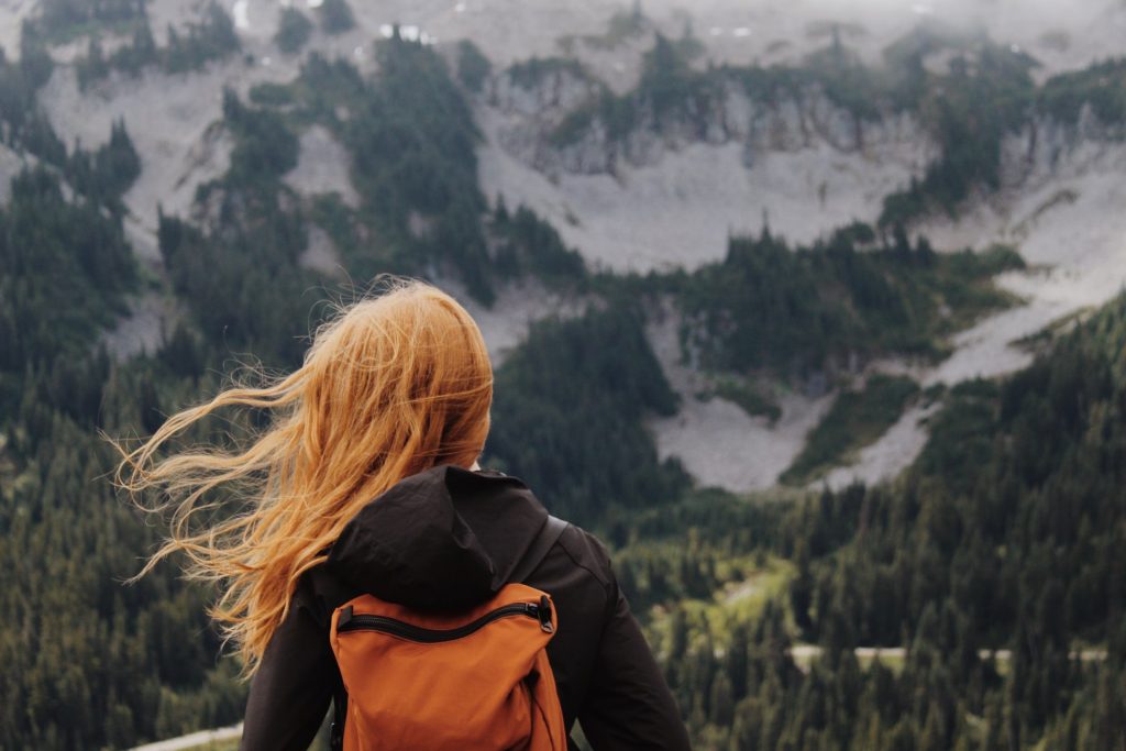 femme rousse dans la montagne